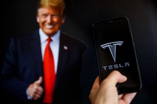 L’action Tesla s’envole de 12 %, entraînant un rebond général, alors que les investisseurs se montrent optimistes quant aux tarifs douaniers de Trump