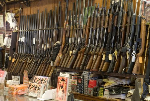Les ventes d'armes à feu atteignent des niveaux records alors que les États-Unis sont confrontés à une nouvelle fusillade dans une école - Forbes France