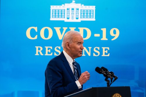 Joe Biden prévoirait des règles plus strictes en matière de tests Covid pour les voyageurs internationaux, même s'ils sont vaccinés - Forbes France
