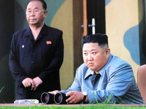 Des photos du défilé militaire de la fête nationale de la Corée du Nord montrent des personnes marchant en combinaison de protection, mais pas de missiles balistiques - Forbes France