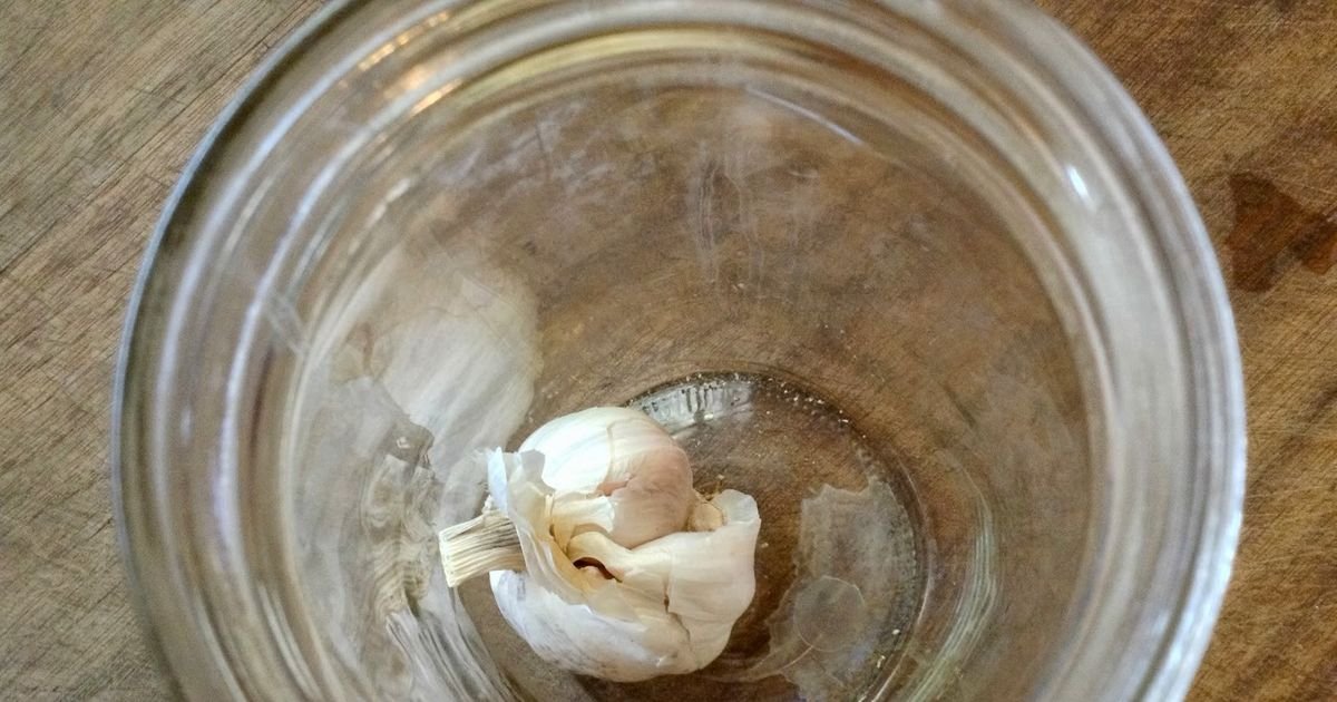 Use a Mason Jar To Peel Cloves And Keep Your Hands Garlic-Free - Forkly