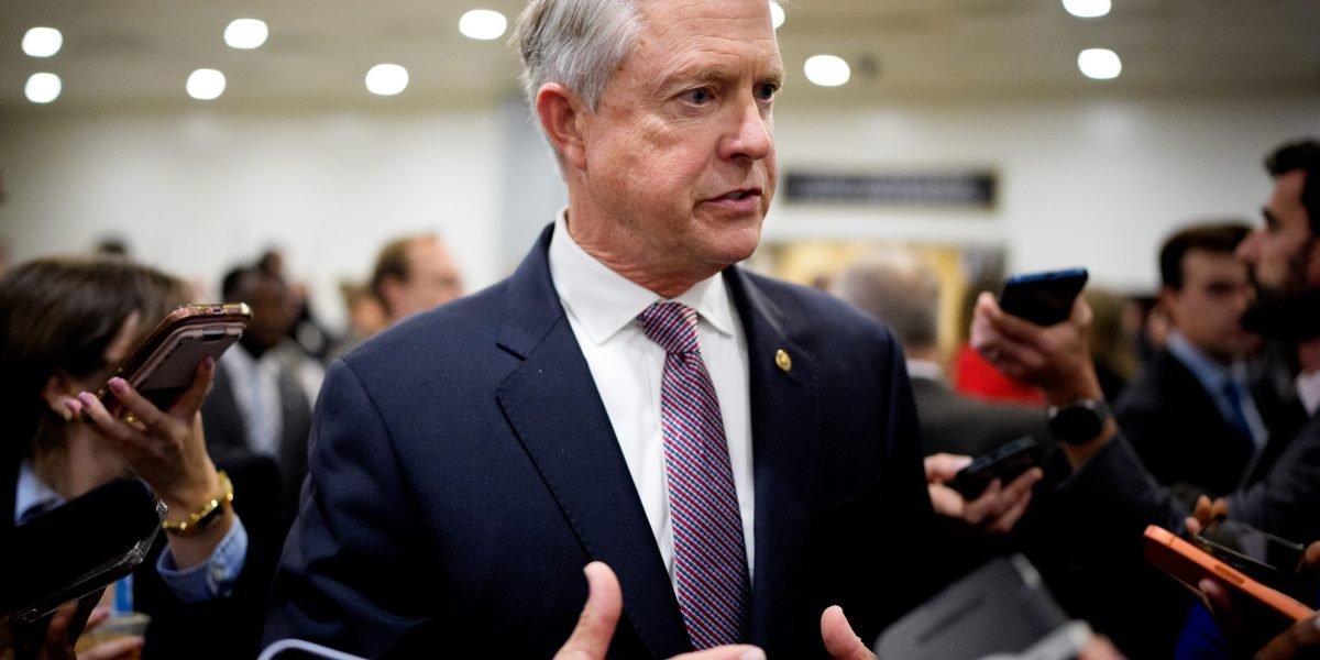 Major crypto bill overcomes obstacle as Senator cuts plan to target credit card fees