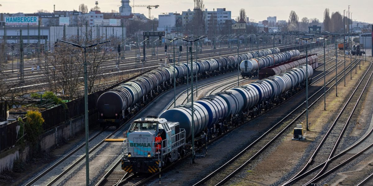 Want to bet on oil prices this weekend? Traders are rushing to this hot crypto platform amid the war in Iran