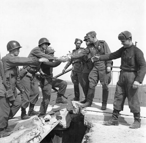 Hidden in a famous WWII photo, two heroic Jewish stories