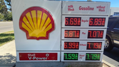 Nashville sees 11 cent drop in gas per gallon last week, up substantially from a year ago