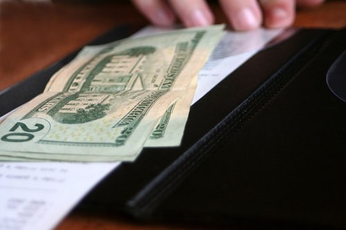 Texas waitress gets $2G tip but restaurant refuses to give her a cent