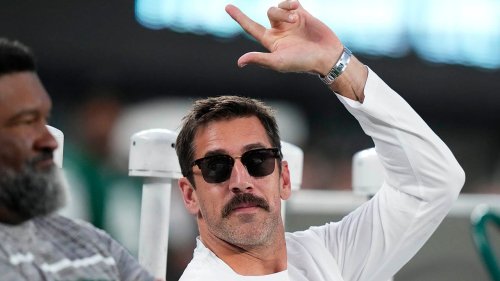Taylor Swift fan Aaron Rodgers returns to MetLife Stadium on crutches