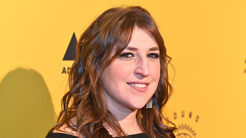 Alex Trebek's legacy remembered by 'Jeopardy!' guest host Mayim Bialik: 'A huge loss'