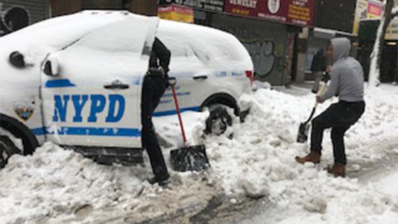 Good Samaritan helps NYPD officer shovel police cruiser out of snow pile up