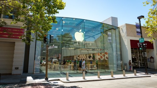 Video: California Apple store ransacked by thieves as staff warn customers not to stop them