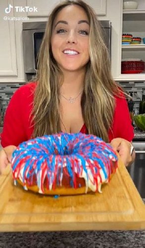 Try this easy 4th of July Bundt cake recipe that looks like a firework: 'So beautiful'