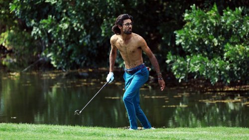 Golfer Akshay Bhatia strips down on two shots while in mud at Honda ...