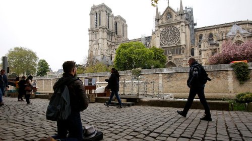 Tourist searching for people in 'historic' Notre Dame Cathedral photo taken one hour before fire