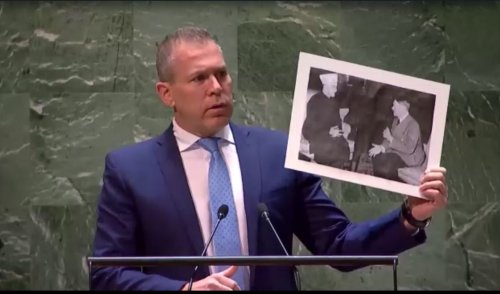 Israel UN ambassador, during meeting on Palestinian statehood, holds up picture of Hitler with Grand Mufti