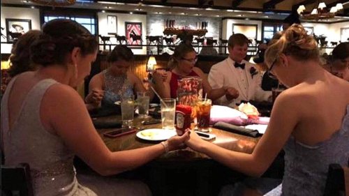 Pic of teens' pre-prom prayer sparks anger, surprising reporter who posted it