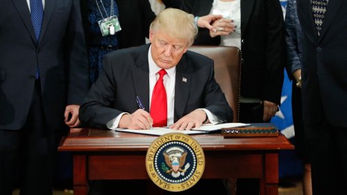 Trump Signs Executive Order to Slash Regulations ‘Bigly’