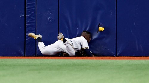 Brewers' Jonathan Davis makes spectacular catch in 2nd inning vs Rays