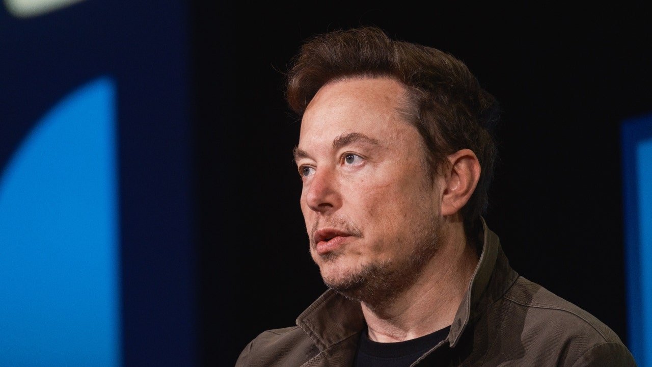 Elon Musk hands down Twitter restrictions amid global outages