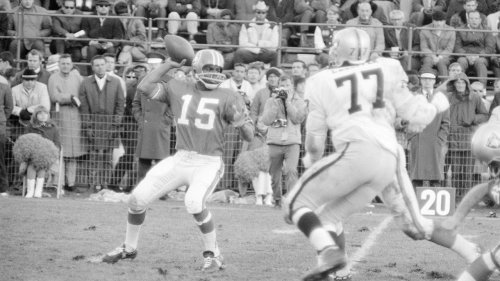 Marlin Briscoe, Black quarterback pioneer, dead at 76