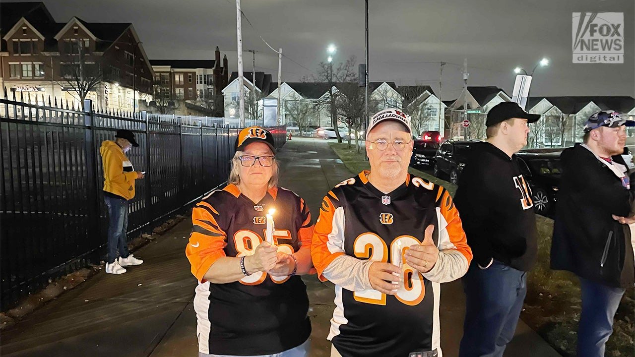 Bills, Bengals fans gather outside hospital to support Damar Hamlin: 'Least we could do is come down and pray'