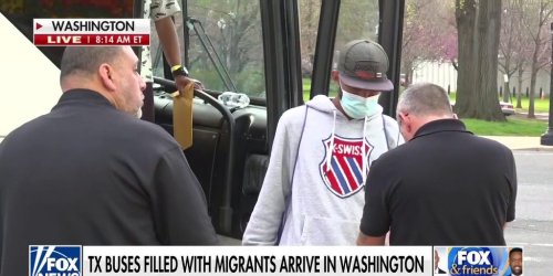 Buses of migrants begin arriving in DC | Fox News Video