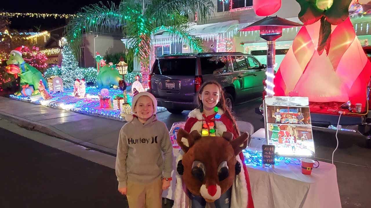 California twins pass out candy canes at neighborhood light display, collect donations for Toys for Tots