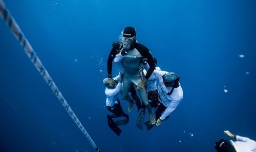 Man attempts freediving world record, becomes lifeless underwater as others rush to his aid