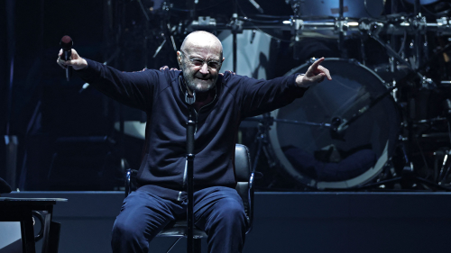 Phil Collins bids emotional farewell to fans at his final concert ...