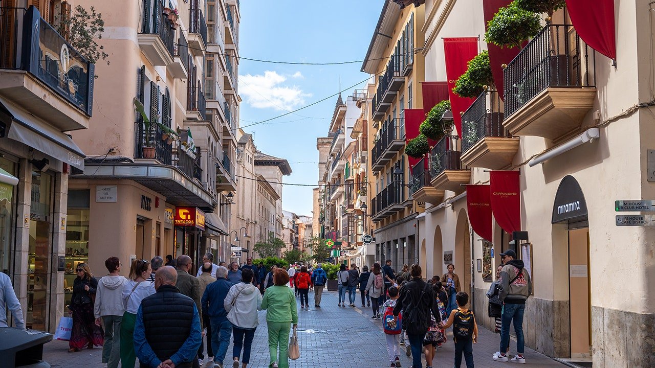 Brazen pickpockets prey on vulnerable tourists as vacation island is swarmed by millions