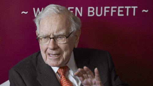 Warren Buffett's annual letter praises Munger, slams regulation