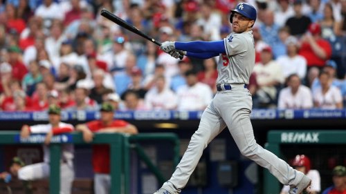 Freddie Freeman goes 3-for-5 with 2 RBI in Dodgers' 4-1 victory over Phillies