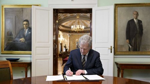 Finnischer Präsident unterzeichnet Nato-Gesetze