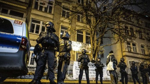 Kritik an Abrissplänen: Aktivisten besetzen Haus im Frankfurter Gallus