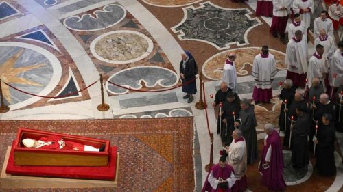 Nonne und Papst-Vertraute trauert am Sarg – und bricht so das Protokoll