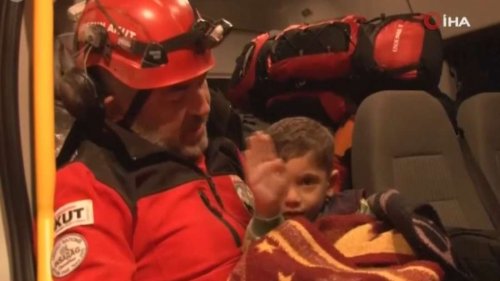 Retter bergen in Türkei verschütteten Dreijährigen – und halten Versprechen an ihn