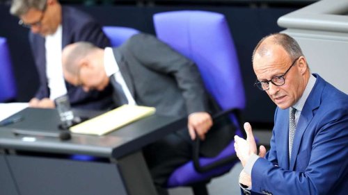 „Putin irrt sich“: Scholz versucht klare Ansprache und stolpert beim letzten Wort – Merz zerreißt Kanzler-Rede