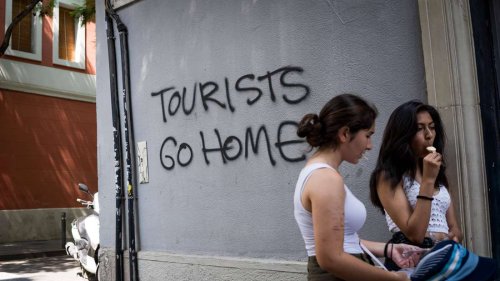 Tourismus-Proteste eskalieren: Einheimische fackeln Mietautos in Urlaubshochburg ab