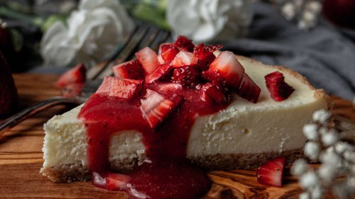 Cremiger Genuss und Frühlingsgefühle: Der New York Cheesecake mit Erdbeersoße