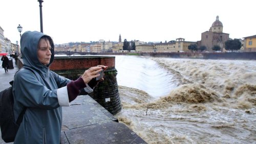 Unwetter-Front bedroht Urlaubsländer: Neue Überschwemmungen drohen