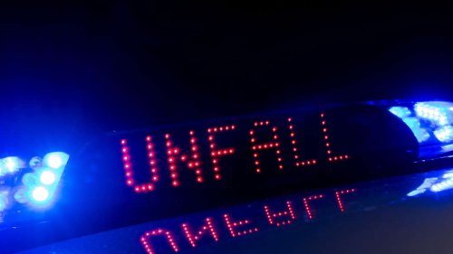 Verletzte und Vollsperrung bei Unfall auf A5 – Trümmerfeld über 100 Meter
