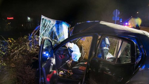 Beifahrer (20) stirbt bei Unfall – Fahrer wohl betrunken