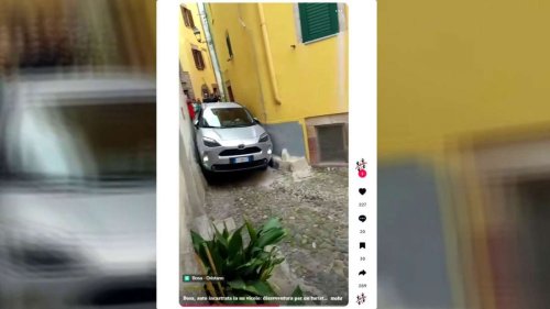 Peinliche Aktion im Video: Tourist bleibt mit Auto in Gasse stecken