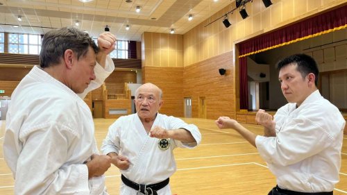Ziegel, Ton und Plastik bricht: In der Urheimat des Karate