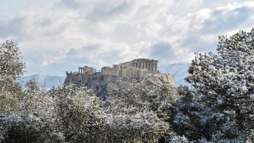 „Gefährliche Schneefälle“ in Griechenland legen öffentliches Leben lahm – sogar Parlament setzt Arbeit aus