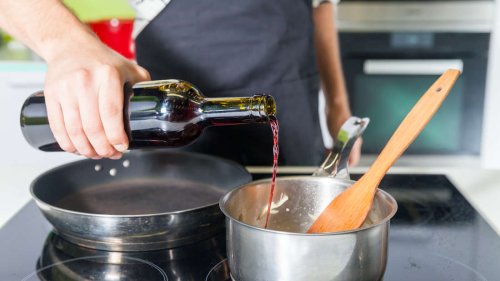 Kochen mit Alkohol: Wie viel bleibt im fertigen Essen und was verdampft?