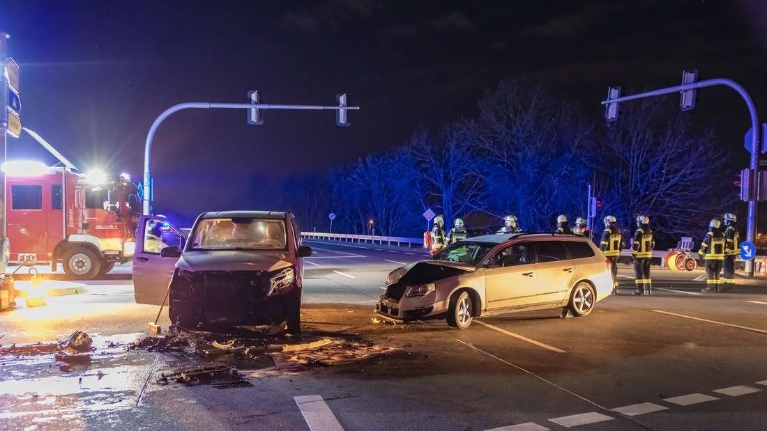 Absperrung missachtet – Autofahrer fährt Feuerwehrmann über den Fuß