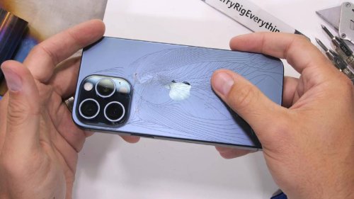 YouTuber zerstört iPhone 15 Pro Max – Handy fällt im Härtetest gnadenlos durch
