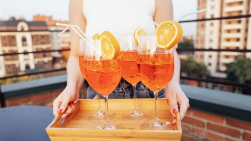 Ein Stück „Bella Italia“ zu Hause: Aperol Spritz in weniger als 5 Minuten selbst machen