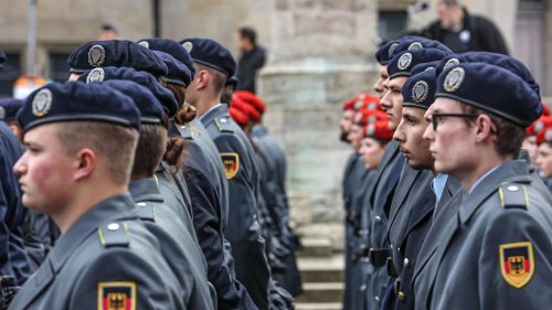 Merz-Intimus fordert Express-Wehrpflicht – doch bei Frauen gibt es ein Problem