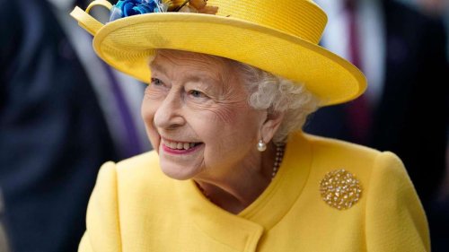 Queen Elizabeth überrascht Pendler zur Eröffnung der neuen „Elizabeth-Line“
